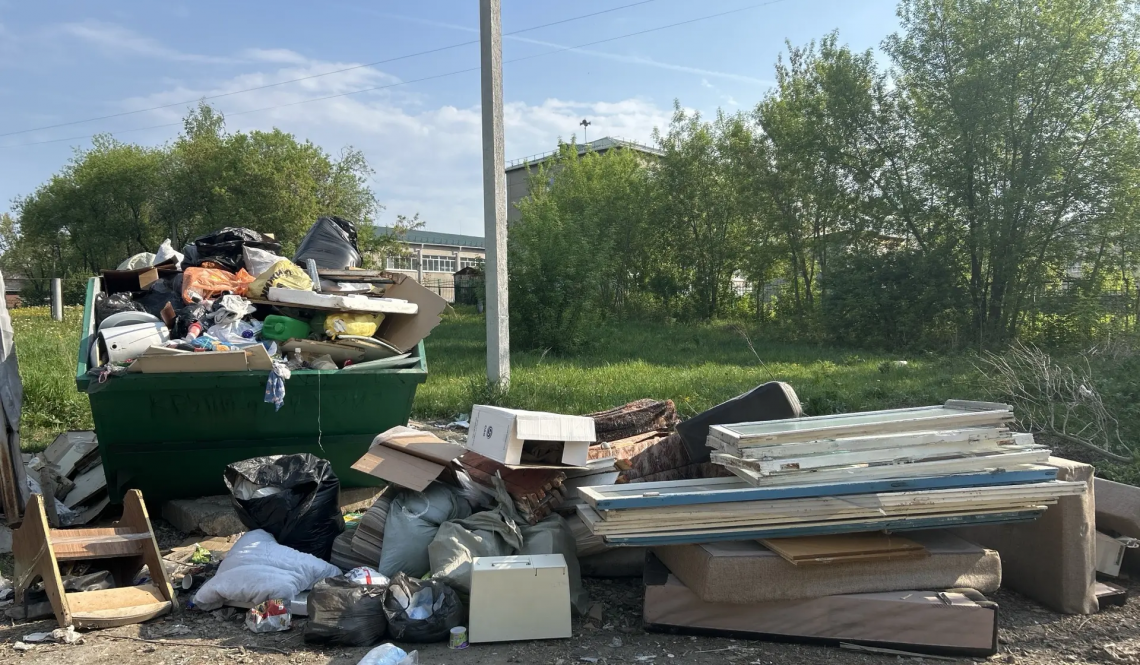 В Артемовском контейнерные площадки завалены не теми отходами